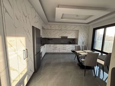 Современная квартира с 3 спальнями в Лимассоле за 2500 EUR